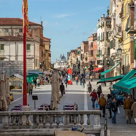 アパート Biennale Family In *