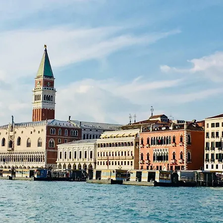 アパート Biennale Family In *