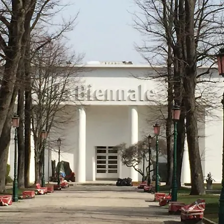 Biennale Family In アパート