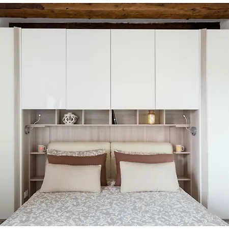 Biennale Family In Apartman